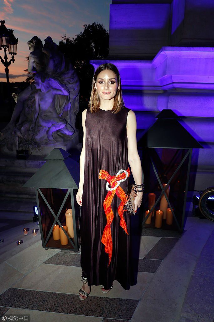 2018秋冬巴黎高定时装周：名媛巴勒莫与老公甜蜜亮相 紫色长裙优