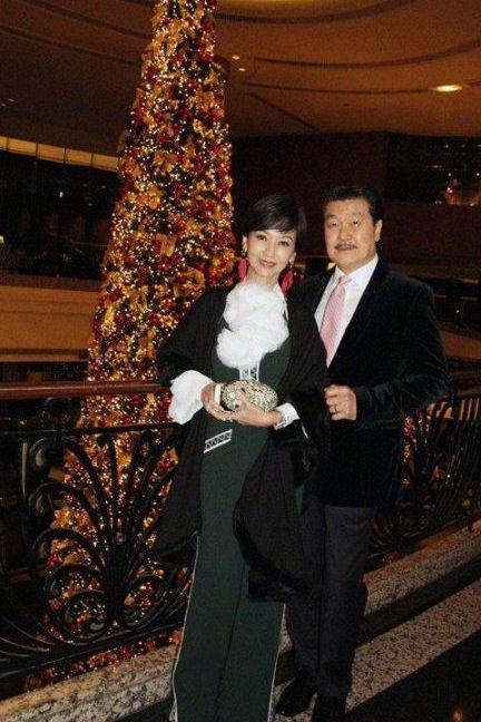 赵雅芝真会玩！穿牛仔紧身裤露脚踝，网友：身材超赞！