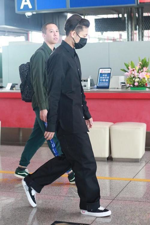 26岁张一山气质很社会！一身黑衣装扮现身，老奶奶式发箍亮眼十足