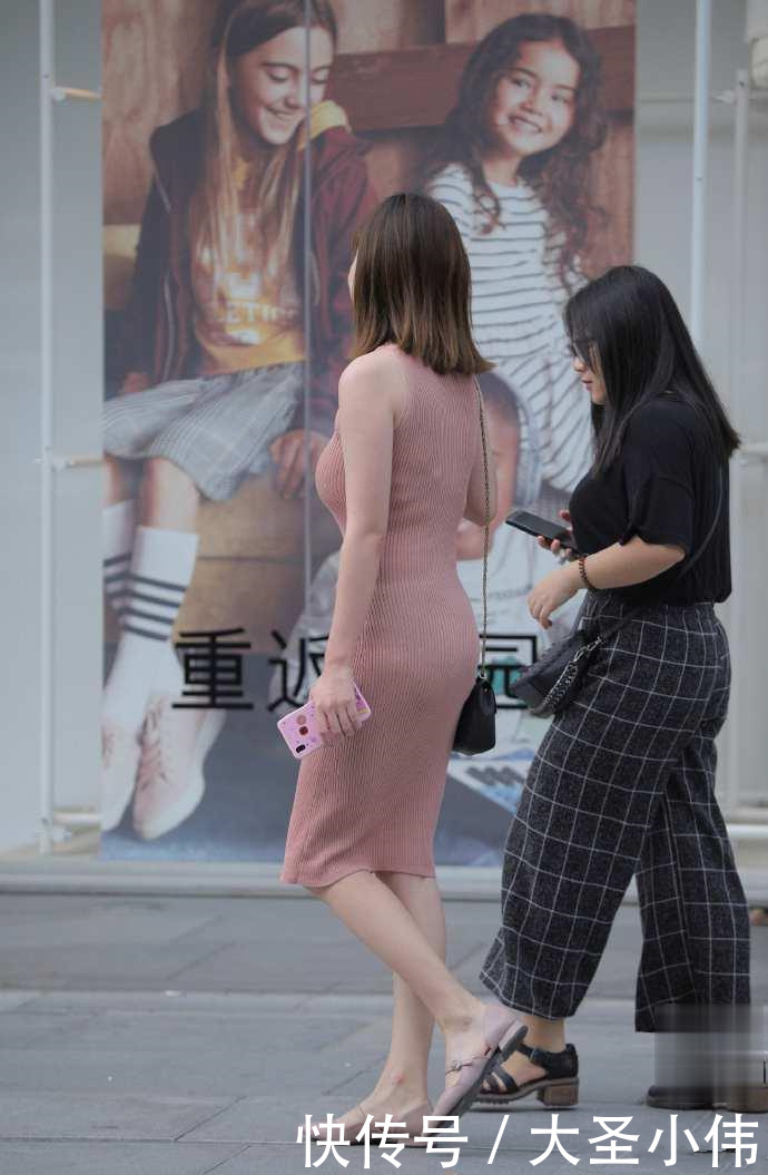 「美女」街拍美女:美女穿中短的裙身起来端庄优雅,同时也不缺少女人味!