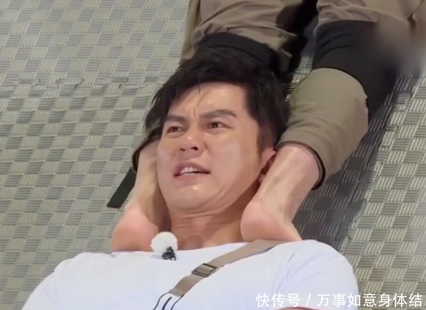 「大战」《奔跑吧》节目组搞两种待遇,人梯大战素人都戴头盔,跑男却没有