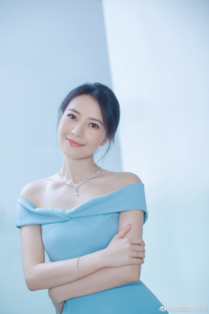 39岁高圆圆厉害了！一袭蓝色开叉长裙穿出2米气场，网友：真会穿