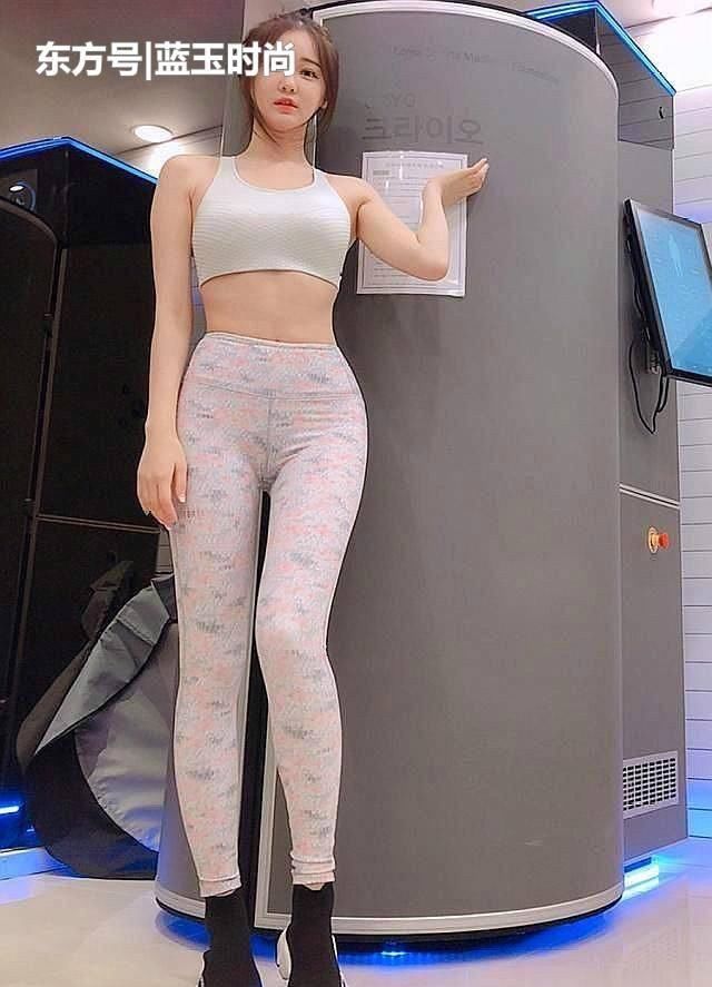 『自然』街拍:打底裤自然又上档次,穿上之后让女生爱不释手