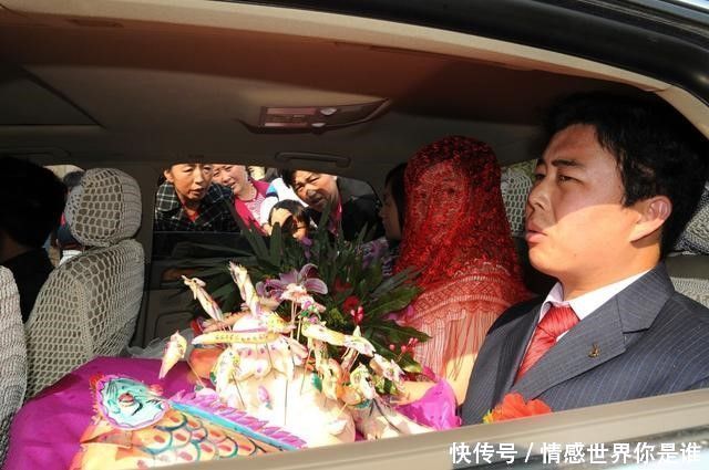 为照顾痴呆爷爷他娶丑媳妇,别人笑他傻,2年后