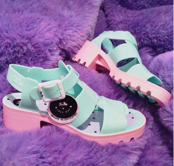 101女孩的少女感 原来靠这些“塑料”单品就能get