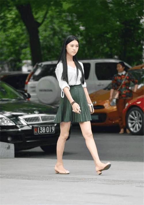 路人街拍，小姐姐面对镜头，一点都不胆怯，黑色的短裙很是性感