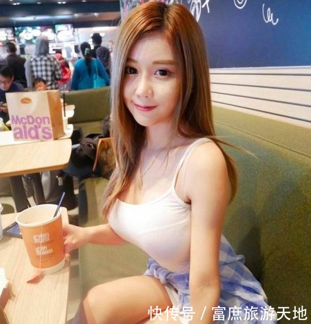 路人街拍女朋友的身材非常好,每一次脚步都很撩人