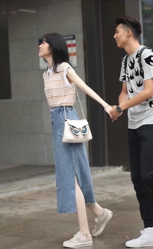  高度@姑娘腿多白？是你涂了5斤面粉都达不到的高度，看到脸我沉默了！