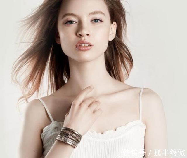  「女人」女人手腕上戴“表”还是“镯子”？代表着不同的品味，看你是哪种
