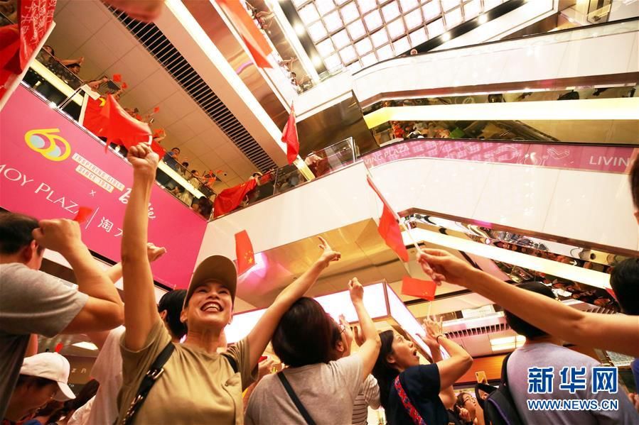  市民■香港市民合唱国歌声援被袭教师