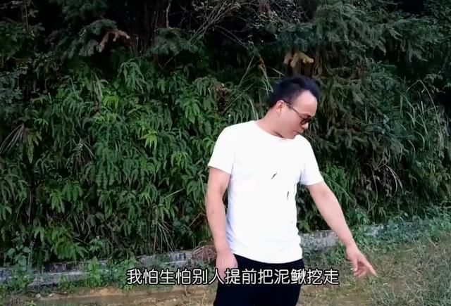 农村小哥到野外挖泥鳅，抓到一条“大货”直接放生，等长大再来