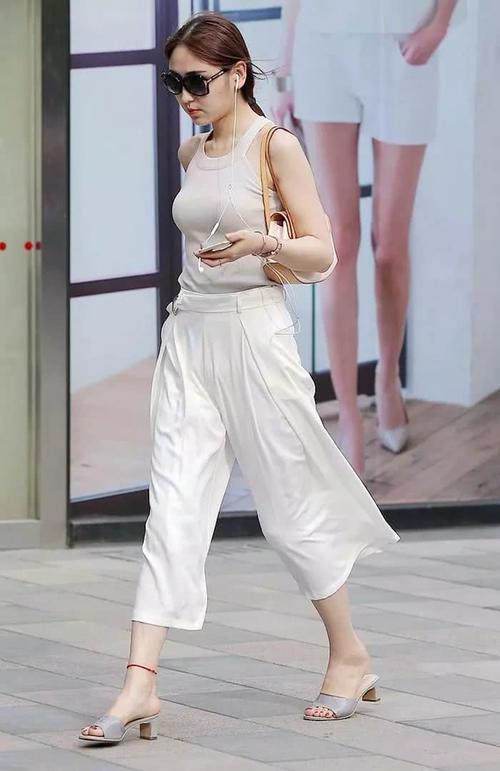 好身材的魅力不可阻挡，恰当的穿搭，让她们更有成熟韵味