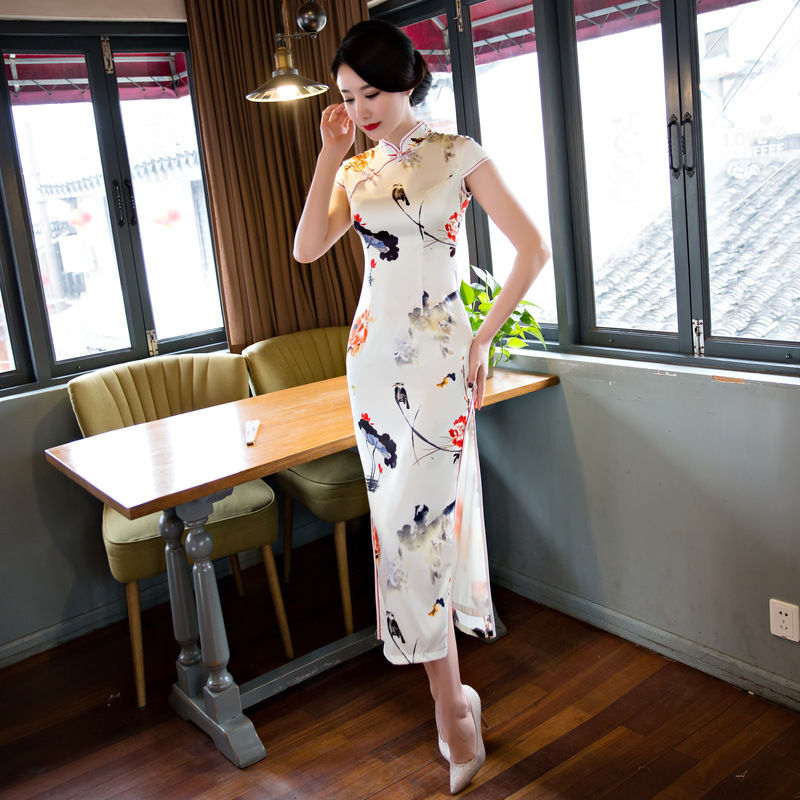 妈妈50岁了，当天她穿这高雅旗袍裙，美翻全场，美的惊艳所有人