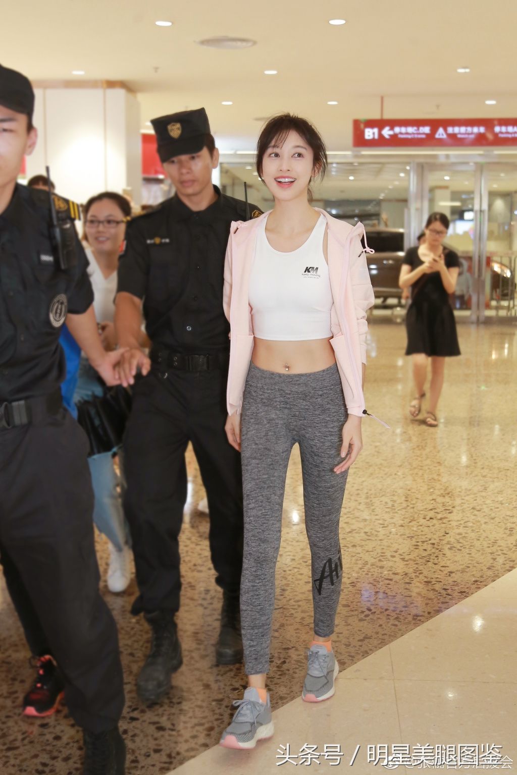 张俪代言某运动品牌，这双又细又直的腿穿上紧身裤显出完美线条