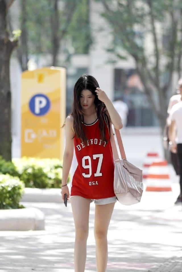  「小姐姐」路人街拍,小姐姐身穿白色露脐装,散发出优雅的女人味