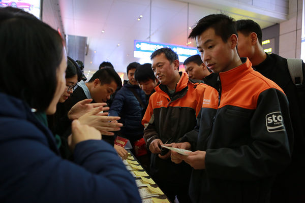  「专列」春运高铁专列送快递小哥回家