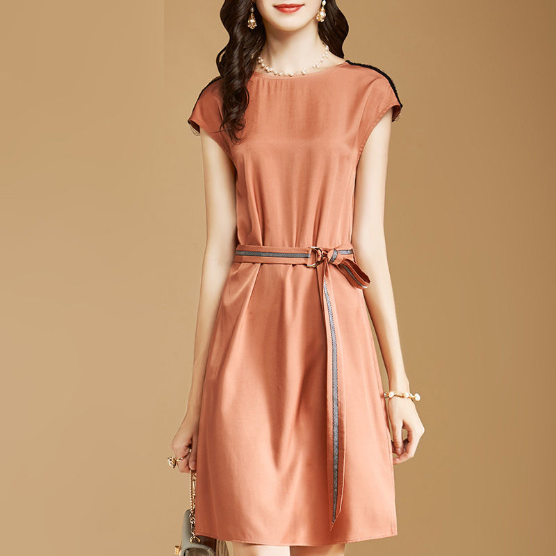 姐姐是设计师，专为41岁妈妈设计的高级A字裙，美嫩回20年前