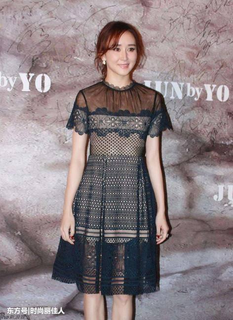 “高小琴”一袭深V裙看呆“侯局长”，网友直呼：注意你的身份啊