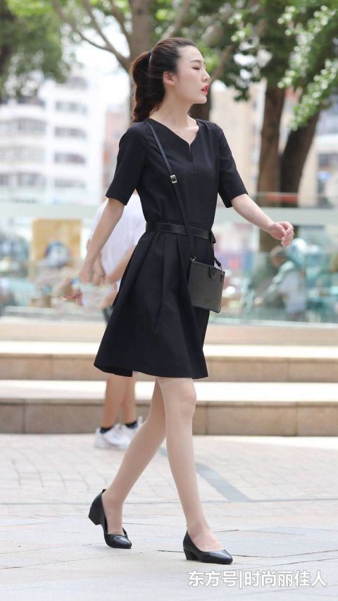  『气质』时尚的姑娘穿连衣裙搭配高跟鞋，展现了窈窕的身姿和温婉的气质