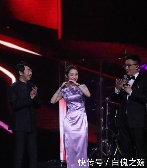  台上还@郎朗老婆台下也很气质，一条普通的睡裙，被她穿出婀娜身材！