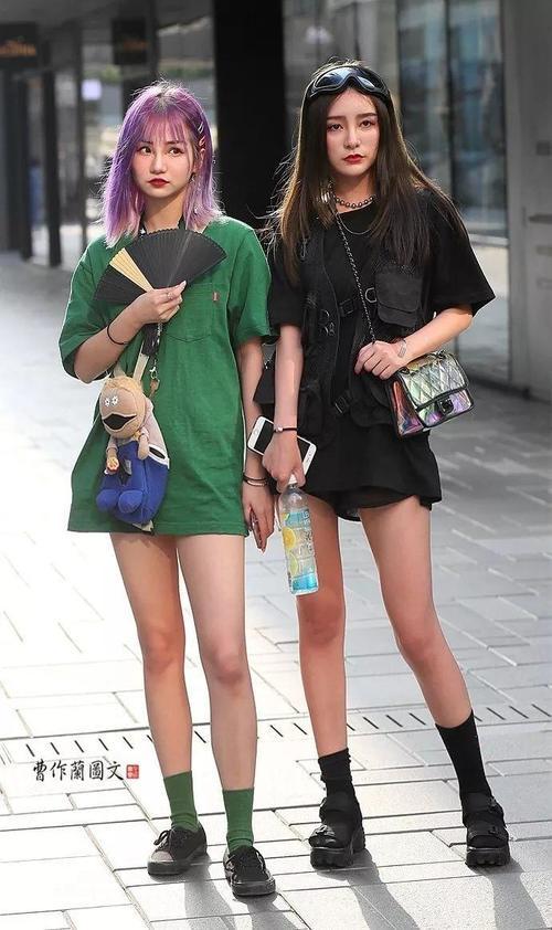 街拍：敢和漂亮闺蜜一同逛街的美女