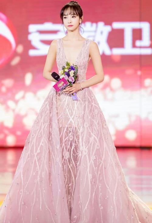 宋茜又作妖，“开膛”裙再次突破尺度，网友：这身材逼死多少人！