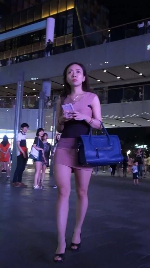 街拍路人，格条连衣裙搭配高跟鞋穿搭参考，夜幕之下显得更加时尚