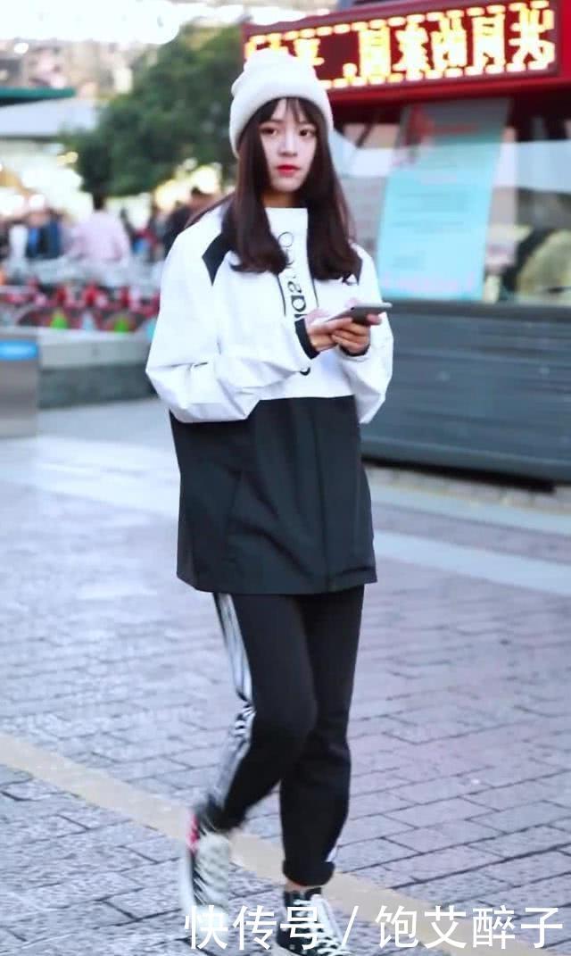 气质@路人街拍,姑娘时髦感十足,穿蓝色紧身牛仔裙,很优雅