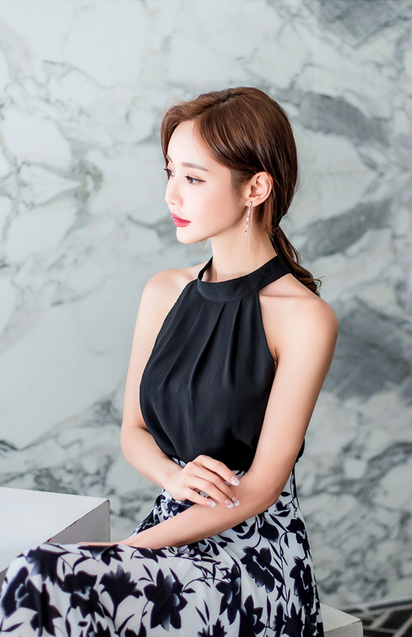 女神孙允珠，星辰魔幻深黑高冷时尚挂领衫