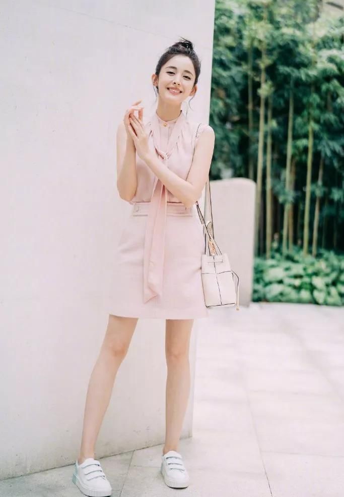 运动鞋搭配短裙能穿的这么美的，估计也就只有古力娜扎了