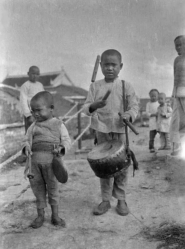 美国人在鞋盒里发现了6000张中国老照片，轰动全世界