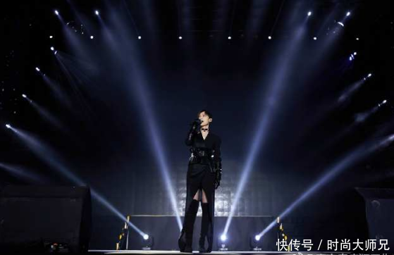 李宇春太胆大！这么大胆的开衩裙也敢穿出门？一般人穿绝对丑哭了