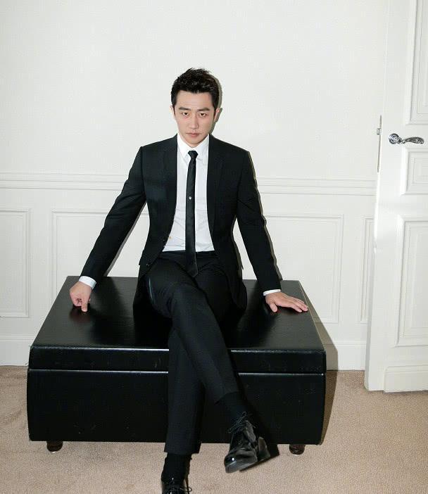 传杨幂斥8亿巨资拍新剧?女主是热巴,而男主是穿搭时髦帅气的他