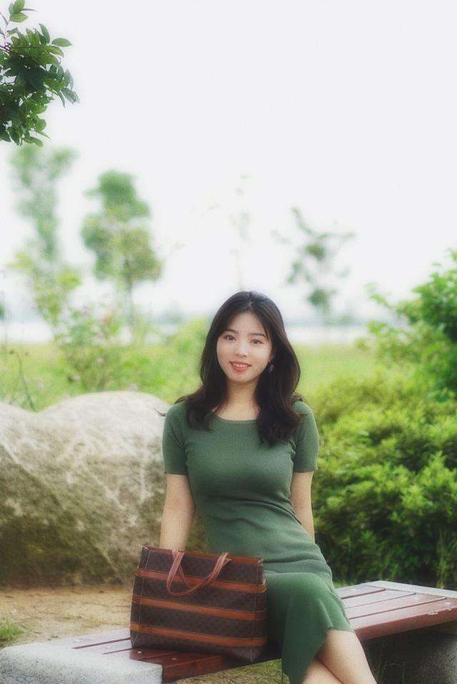 街拍：公园20多岁知性成熟的小姐姐，长裙下小肚肚显得软软的!