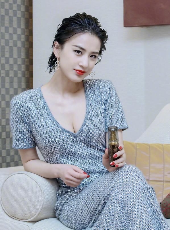 黄圣依赶时髦，全身只穿一个色，不过这颜色太耀眼了，反而有些俗