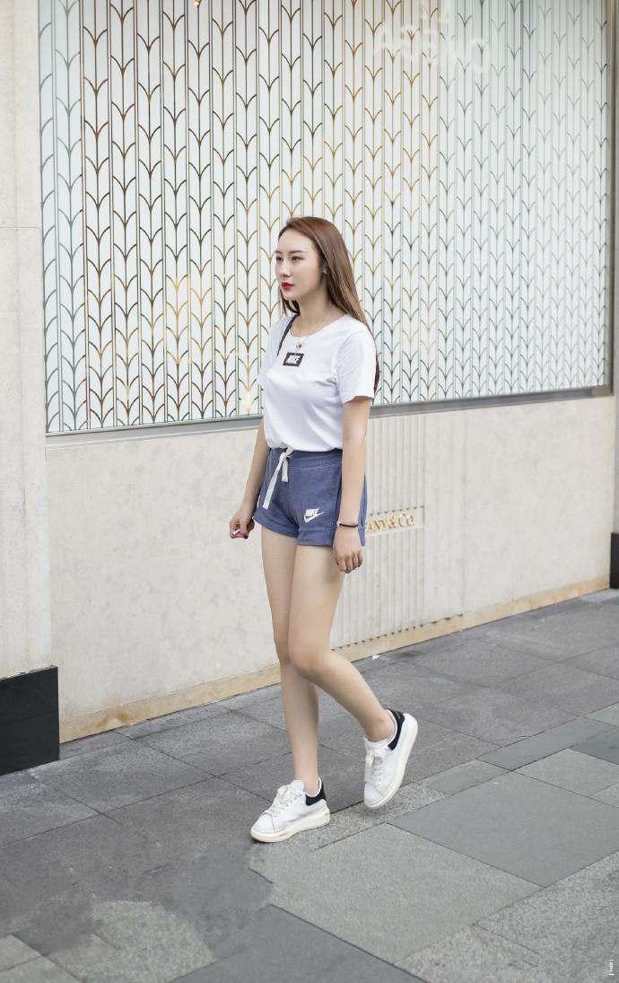 街拍:穿短裤的小姐姐充满了迷人的气息,凸显十足女人风情!