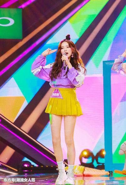 杨超越简直了，穿普通超短裙都美成这样，网友：怪不得能成功出道