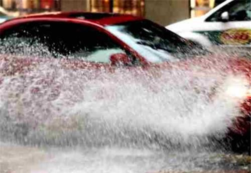 高速上遇到下暴雨，应该开雾灯还是开双闪？车主：不是都打开吗？