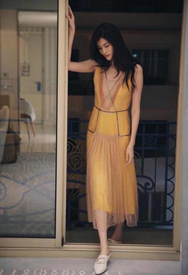 杨幂撞衫娜扎，女人和女孩的差别很大，网友：光脚的不怕穿鞋的