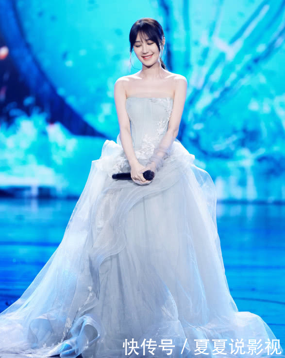 李菲儿美了这么多？穿这身礼裙上台锁定观众的目光，好有女神范！