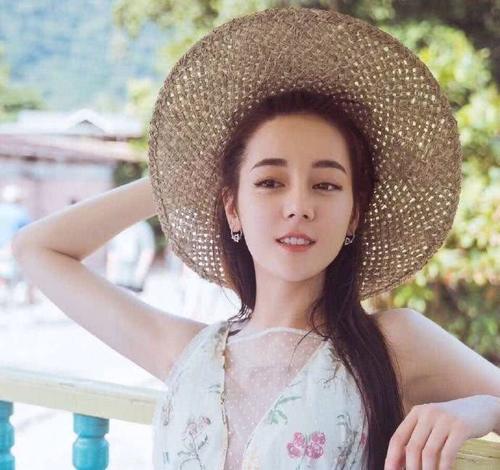 迪丽热巴实力上演旅游穿搭范本，网友：也太美了吧！
