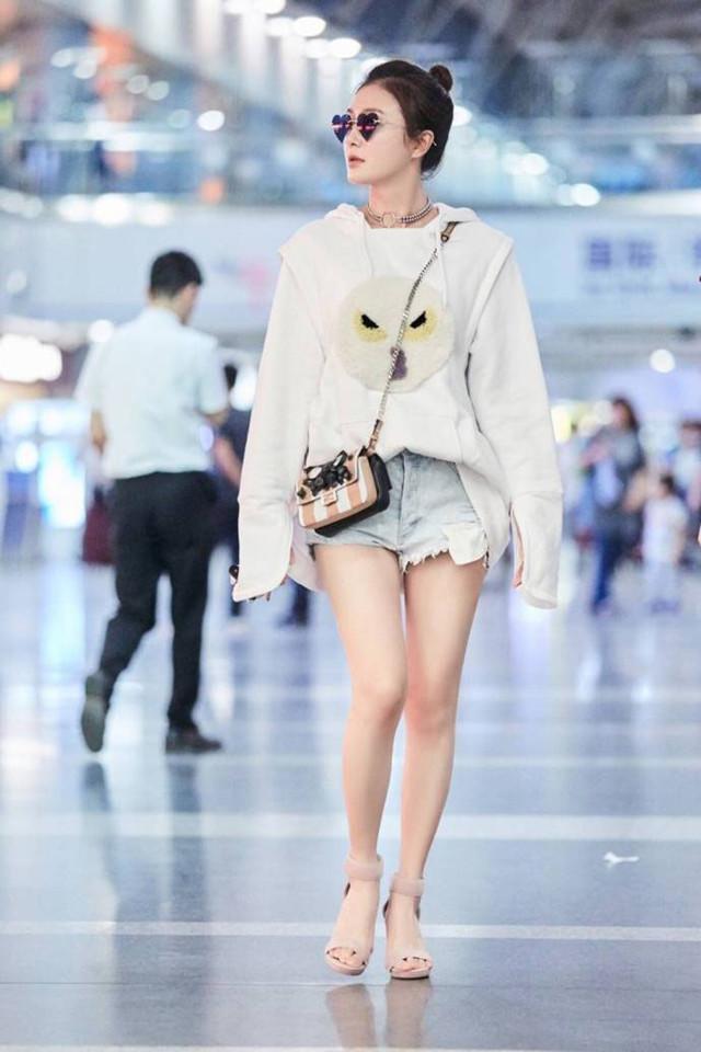 秦岚真能凹！短裙太短裹一层塑料膜遮挡，网友：这跟不穿有啥区别