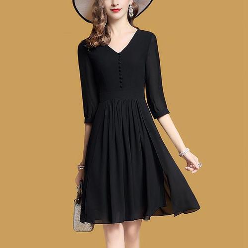 大热天老穿棉麻衫就土了，试试看这小黑裙，一件上身不高级都难