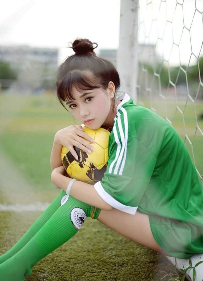 性感足球宝贝甜美俏皮球场写真图片