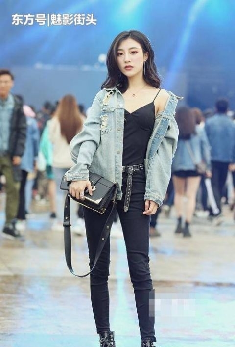 漂亮:白T恤加黑色长裤,一双绿色高跟鞋做点缀,整体搭配精致又漂亮