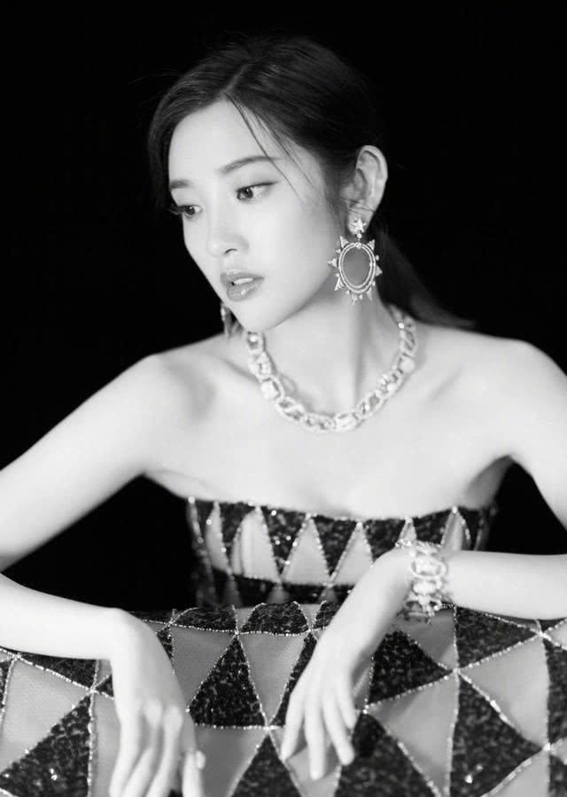  「大胆」跟随唐艺昕学穿衣搭配，美少女风十足，时尚潮流糖度暴增