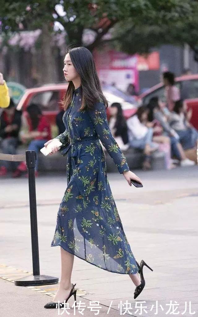 『气质』街拍:一双银色的尖头高跟鞋,气质又浪漫,走起路来也特别的优雅