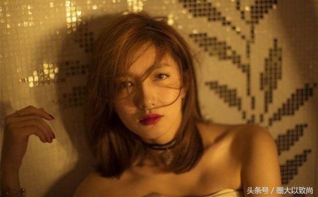 长袜露腿要慎用，女神江疏影穿了都像男人的腿了，网友：有颜任性