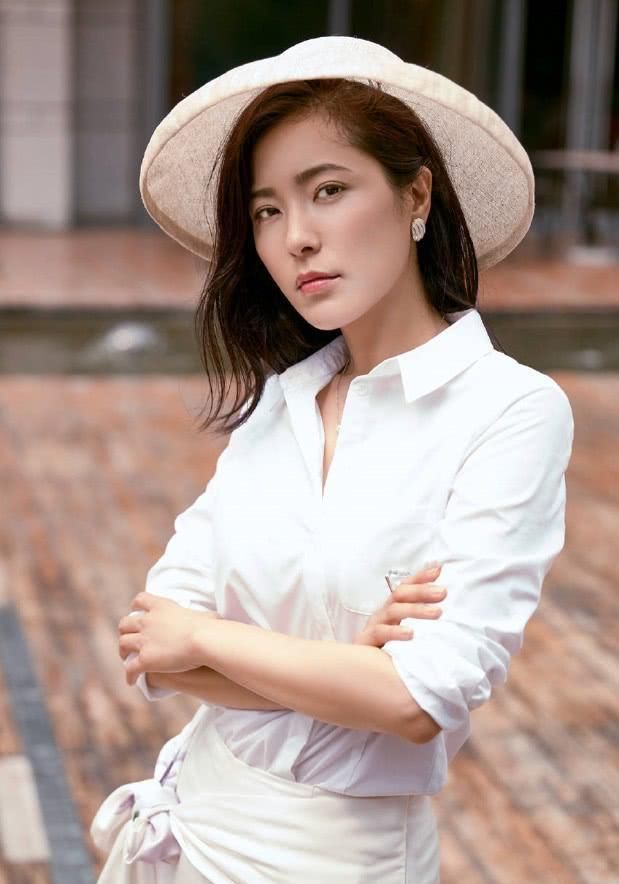 曾黎颜值杠杠的，将一身白色穿出了女王范，连“斗笠”也很时尚!