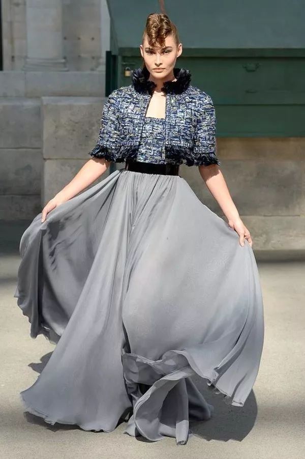 我们在巴黎大皇宫变的书报亭里问了周迅和刘雯一些小秘密……